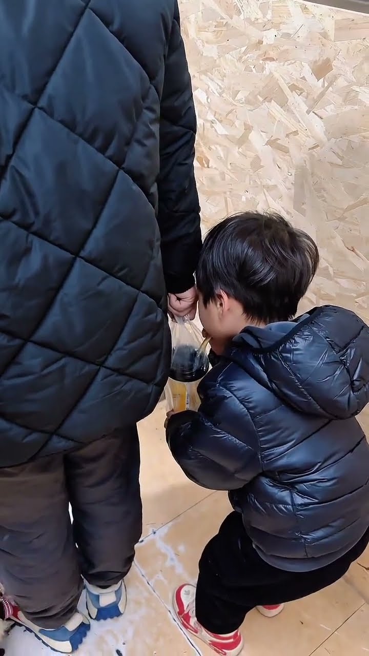 爸爸刚买的饮料，差点就给喝完了！#Cute baby#Cute#呆萌小米宝#聪明宝宝#萌娃#整蛊#测试