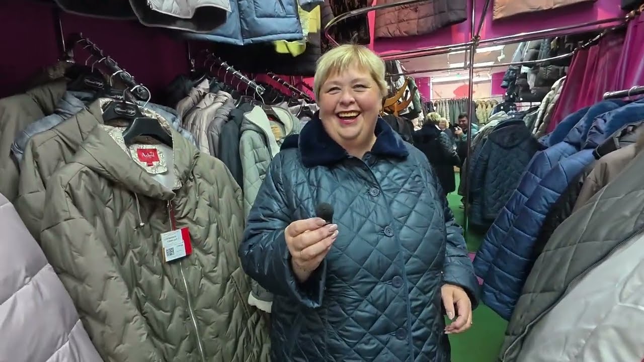 Выбираю  себе пальто. Мужикам купили костюмы и мне польтишко и обувь.