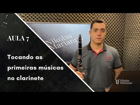 Tocando as primeiras músicas no clarinete