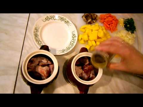Картофель в горшочке с мясом и грибами.