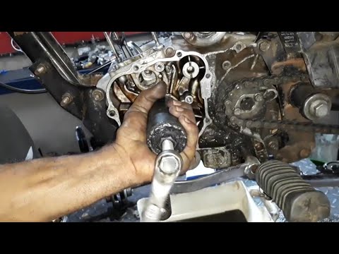 Vídeo: Qual ferramenta é usada para remover as válvulas de uma cabeça de cilindro?