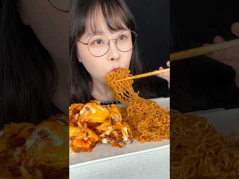 <strong>신라면</strong> 툼바 맘스터치 핫치즈빅싸이순살 먹방 #shorts