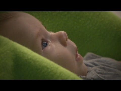 Videó: Minden újszülött szemmel néz?