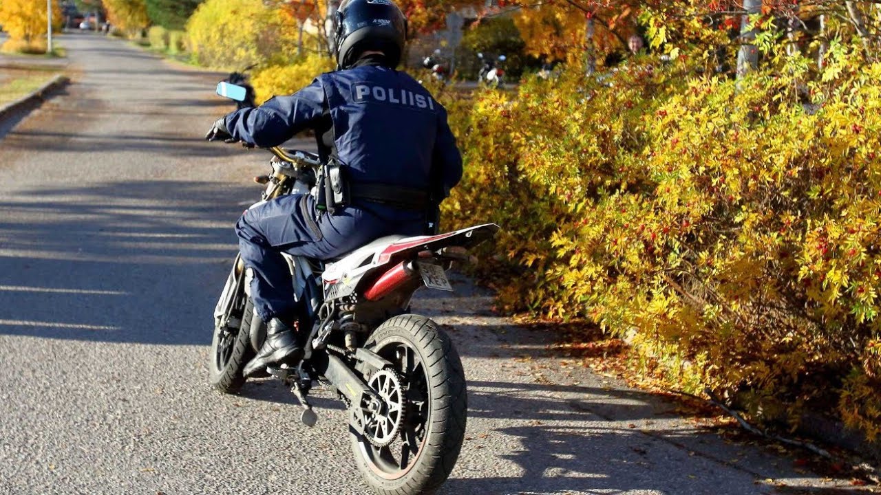 poliisi koeajaa vaarallista mopoa - Poliisit