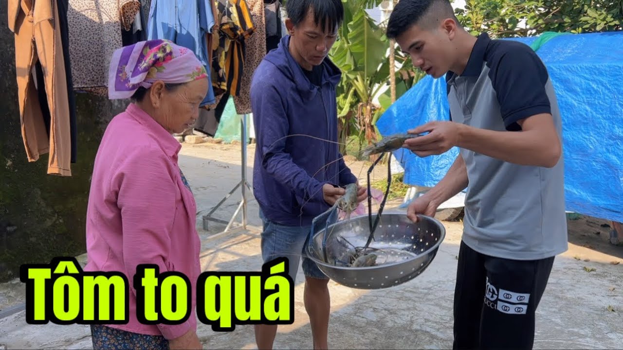 Outline Video Giang cảm động được bà cháu anh hảo cho hai con tôm hùm to để về nấu bột cho con ăn
