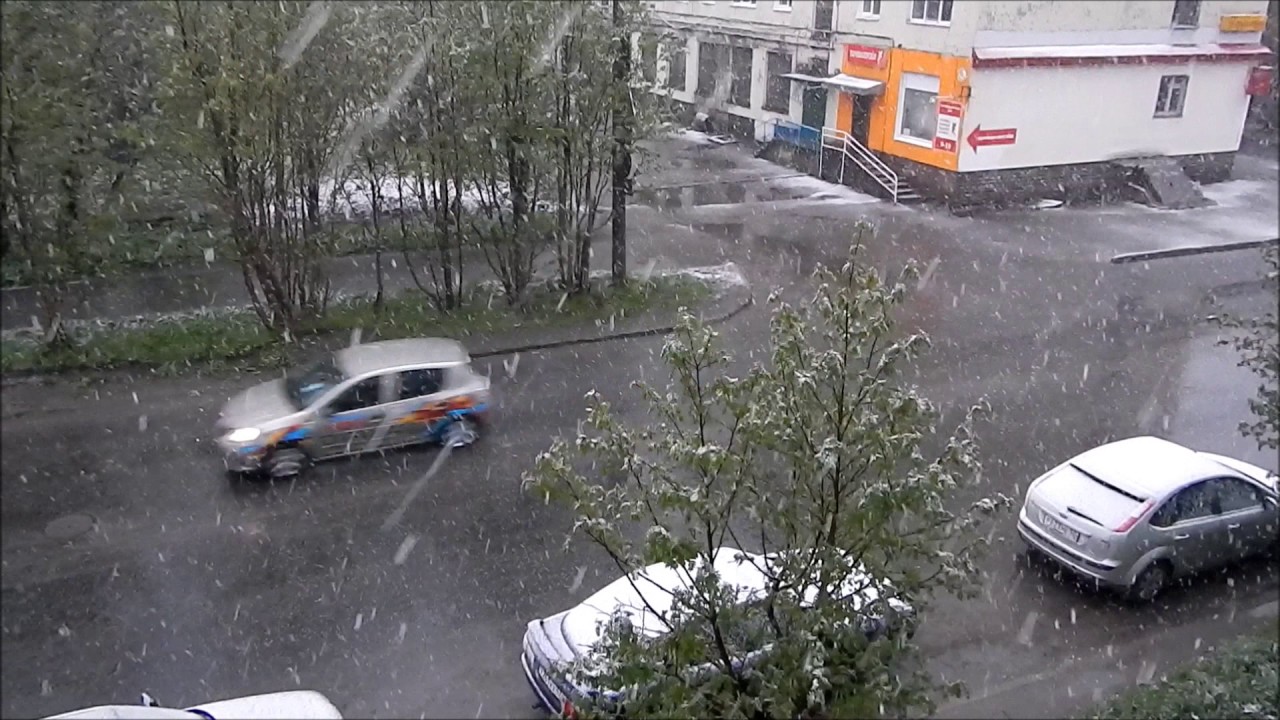 2 июня снег. Снег в июне в Москве в каком. Снег в июне Чебаркуль.