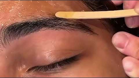 Watch These Brows Go from Messy to WOW! 🔥 Eyebrow Waxing Transformation”