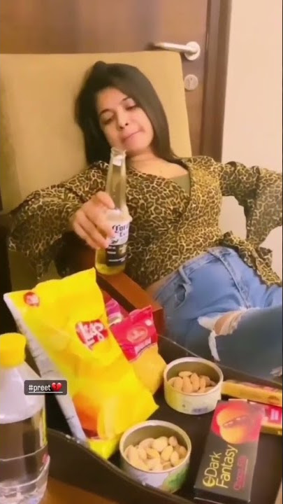 Nashe Mein Ham #shorts #daru #girl #wine #sharabi #bar #beer #youtubeshorts #beerlovers #drinks