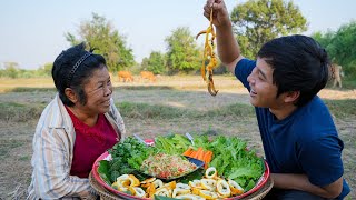 ส้มตำหมี่ขาว หมึกหอมย่างกรอบๆ | อร่อยนัวร์