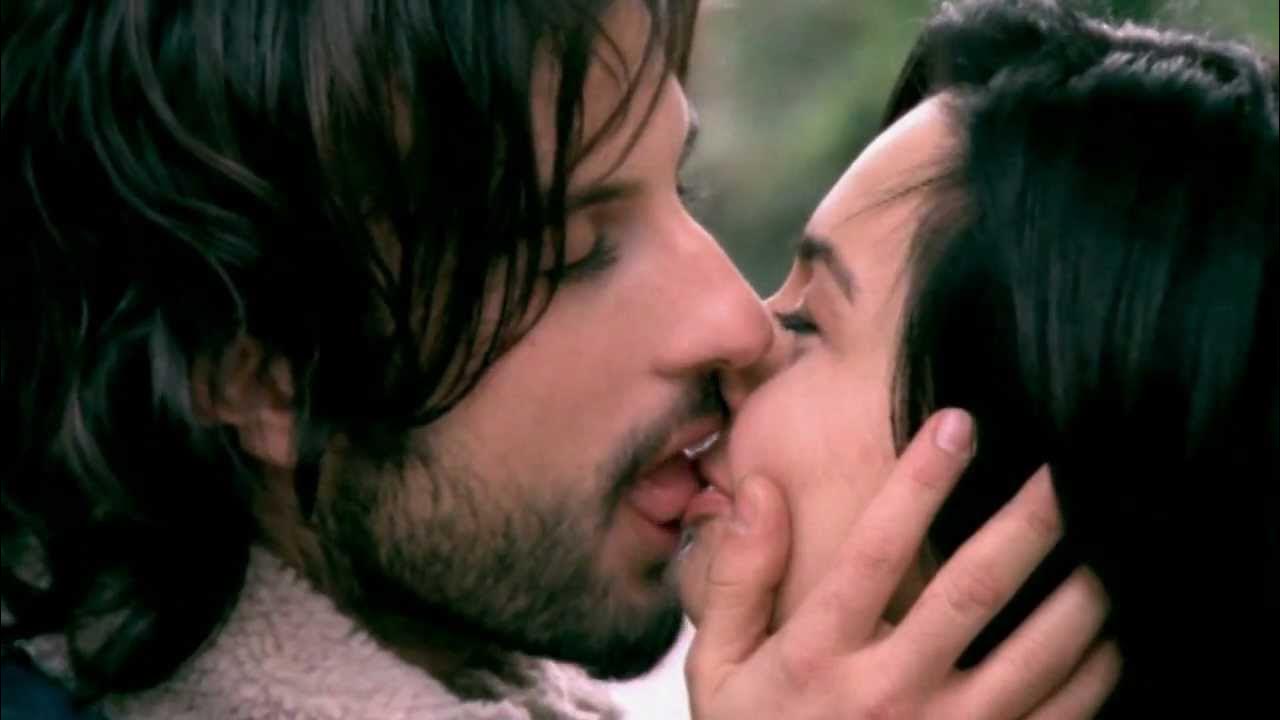 Песня таркана с поцелуями. Турецкий поцелуй. Поцелуи в турецких сериалах.