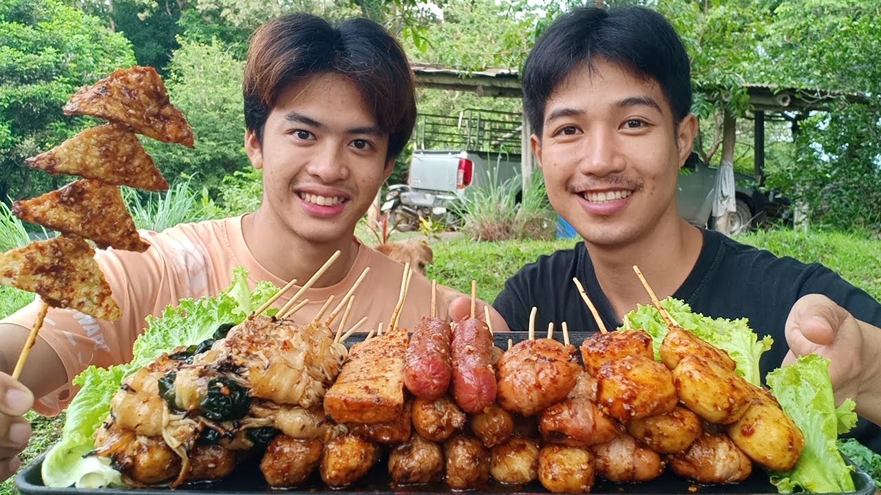 ไส้กรอกลูกชิ้นปิ้งย่างพริกหม่าล่าหอมๆเผ็ดๆ มากินด้วยกันนะครับ.