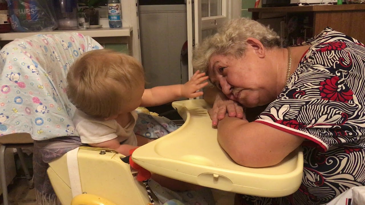 Спящий внук видео. Бабушка и внук. Бабушка и внук плачет. Смешная бабушка и внук. Бабушка с внуками прикольные.