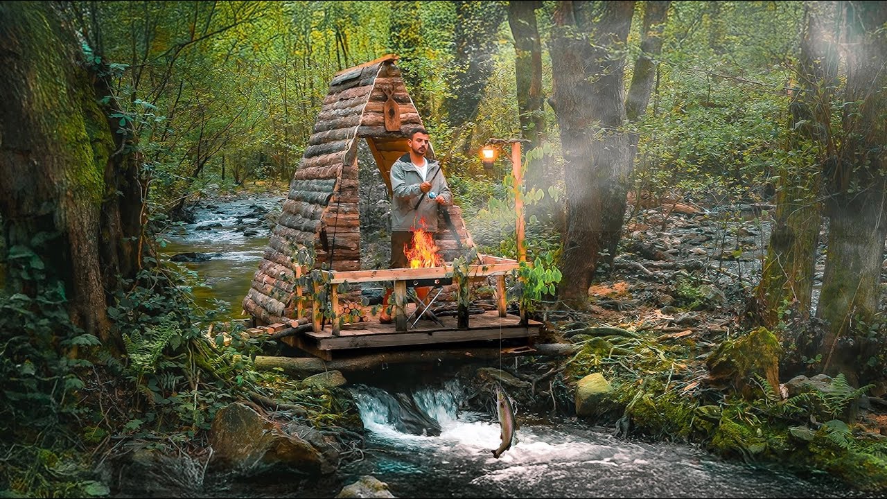 Я построил теплый деревянный домик на воде и ловлю рыбу в деревянном домике