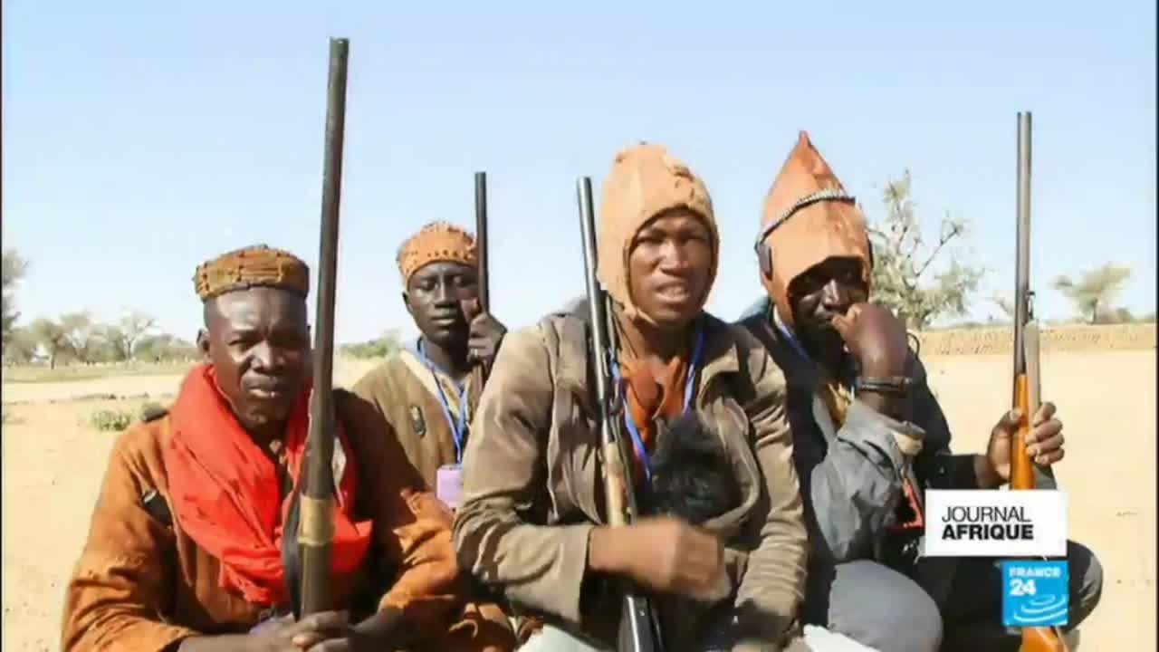 Mali : les habitants forment des milices contre les djihadistes - YouTube