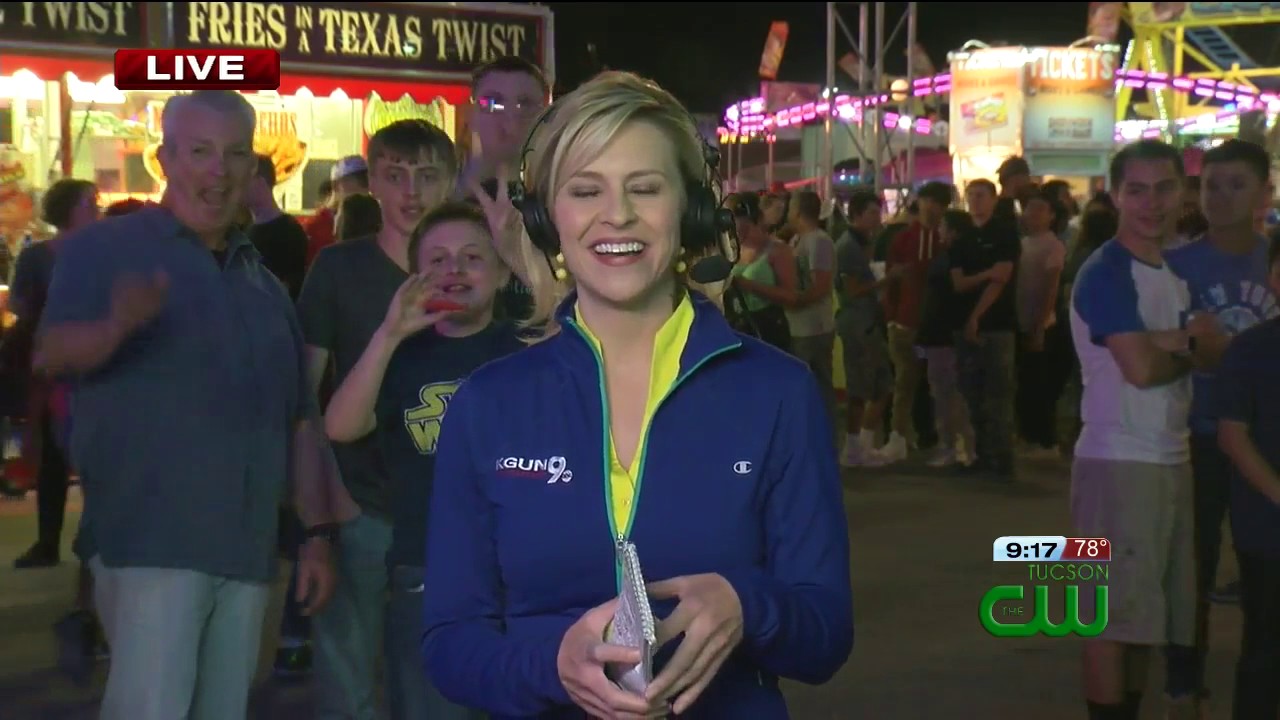 guy-atchley-photobombs-erin-christiansen-live-at-the-pima-county-fair