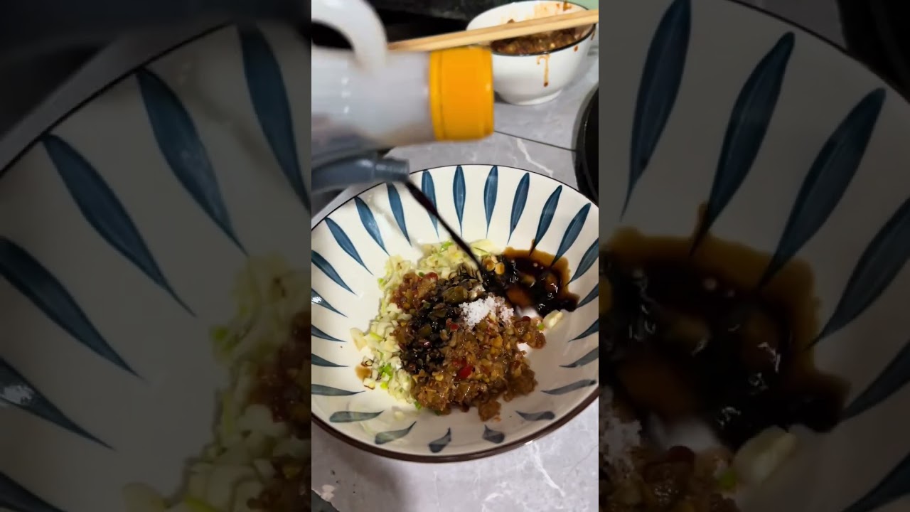 老谭夫妻卖点年货，生意真的十分火爆，回家海带炖大骨犒劳真巴适 #日常vlog #摆摊 #农村生活 #原创