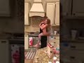 La maman surprend le papa et sa fille seuls dans la cuisine