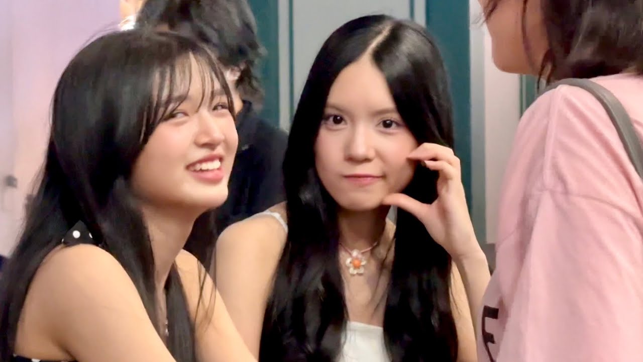 สมาชิก BNK48 รุ่นที่ 6 ลูกศร แพรว โรส มิ้นท์ ข้าวจ้าว ทำกิจกรรมไฮทัช ณ งาน Roadshow