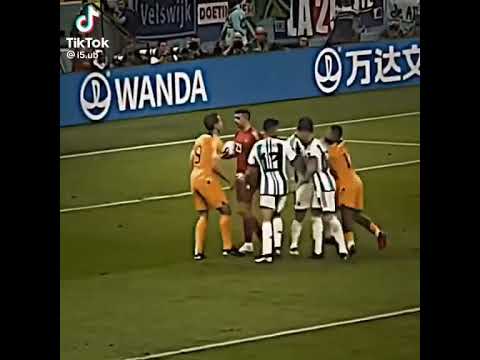 مشاجره قويه كانت بين الارجنتين وهولندا