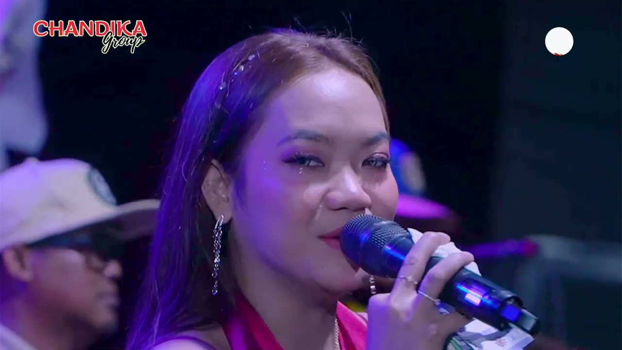 GELAS RETAK ERIKA SYAULINA