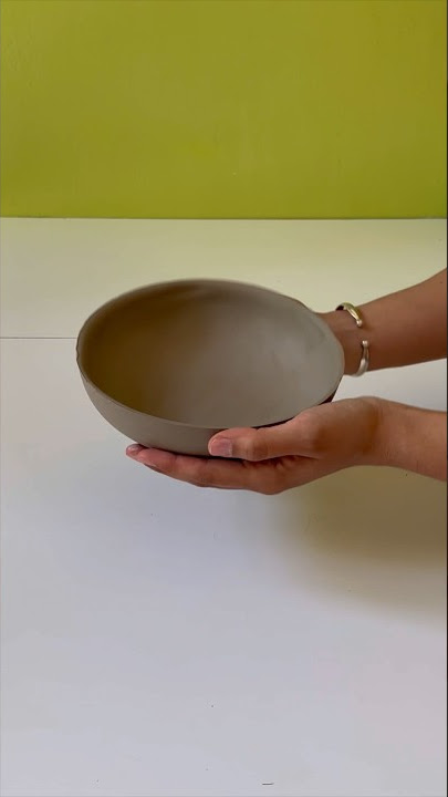 L'enfant fabrique une assiette d'argile. une leçon de poterie. Petite fille  fait des motifs sur un tampon en argile, Vidéothèque Y compris : art et  argile - Envato Elements