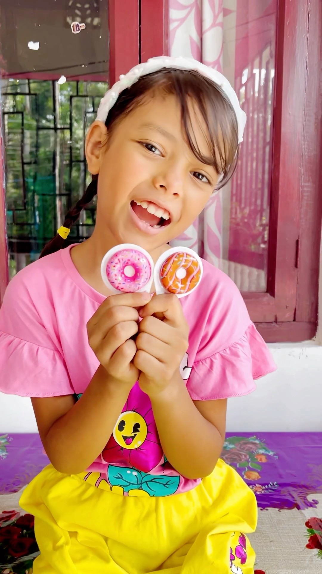 Mummy Ne Bhai Ko ￼Donut Candy Di