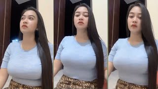 Putri Ws Duduk Santai Depan Pintu