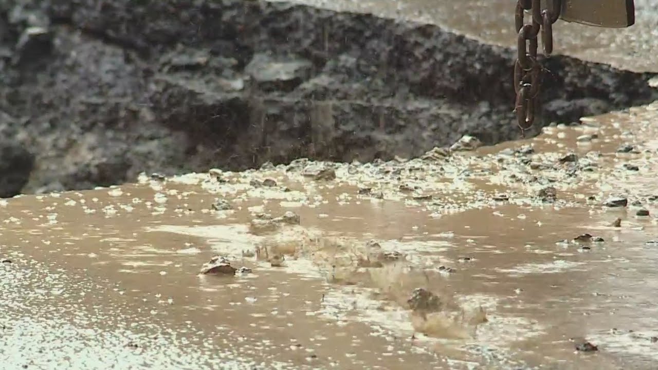 Water main break floods downtown Portland street - YouTube