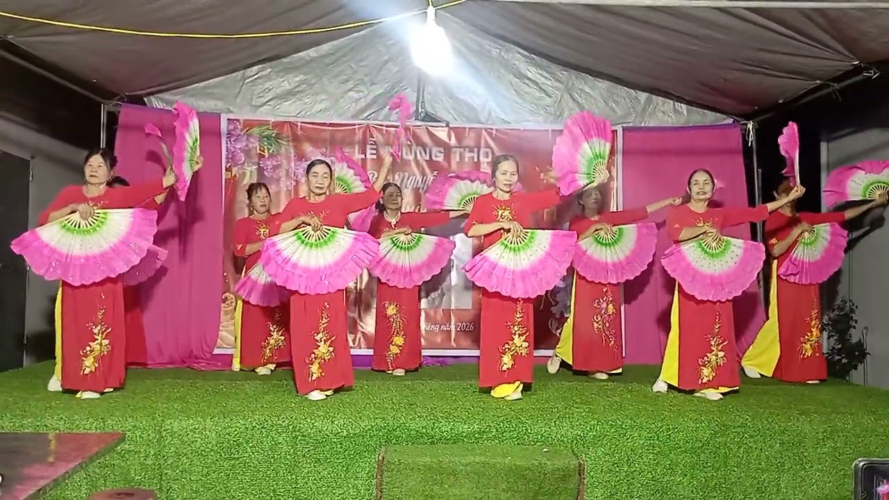 Múa mừng thọ  cụ bà Nguyễn Thị diện tuổi 70. 