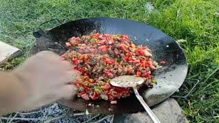 Doğada Kuzu Eti̇nden Sac Kavurma. Resimi