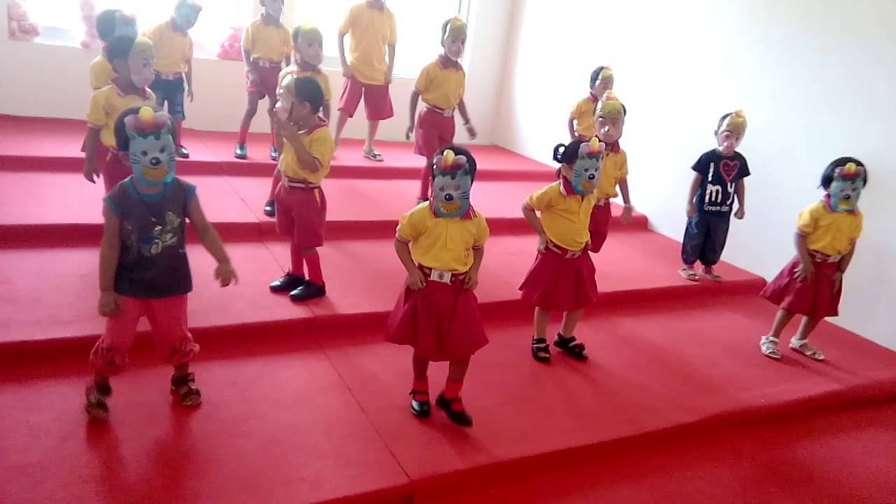 Awesome dance performance on zoobi doobi 3 idiots - YouTube