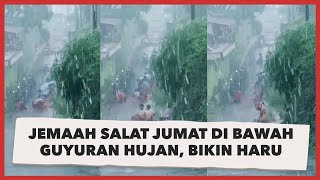 Viral, Jemaah Salat Jumat di Bawah Guyuran Hujan, Bikin Warganet Haru