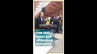 Tom Odell sings for Ukrainian refugees