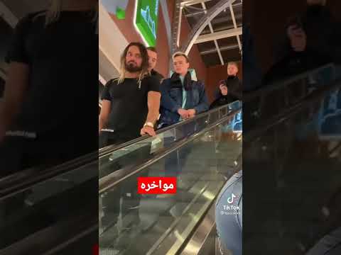 شباب يضربون موخرة البنت في ترج متحرك