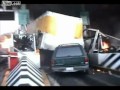 Νταλίκα έπεσε πάνω σε αυτοκίνητα στα διόδια!(video)