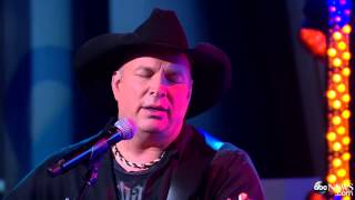 Garth Brooks Performs 'Mom' Live on GMA