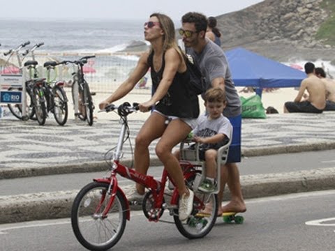 De skate, Thiago Rodrigues pega “rabeira” em bicicleta da esposa