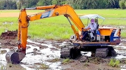 XE CUỐC MÚC ĐẤT CHẠY XUỐNG RUỘNG PHẢ ĐẤT cần cẩu xáng cạp xáng dây xe xúc