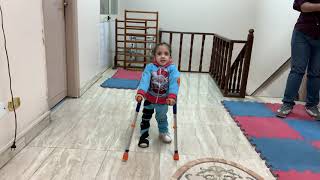 تعليم المشي لحالة الصلب المشقوق باستخدام عكاز الكوع | spina Bifida Gait Training