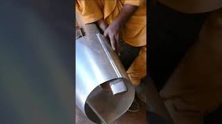 Талантливый мастер делает металлические ведра