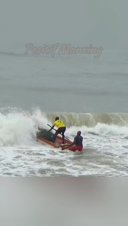 Ombak besar pun di terjang demi menafkahi anak istri#ombaklaut #gelombangtinggi #perahu