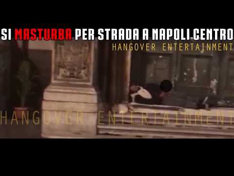 Si MASTURBA al centro di Napoli - Via Toledo - VIDEO SHOCK