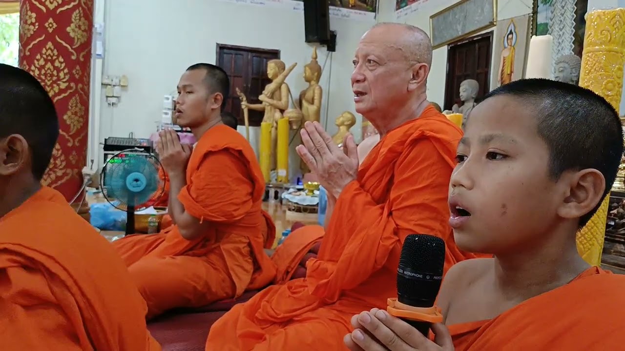 ພຣະສົງສາມະເນນໃຫ້ພອນໃນວັນສີນ