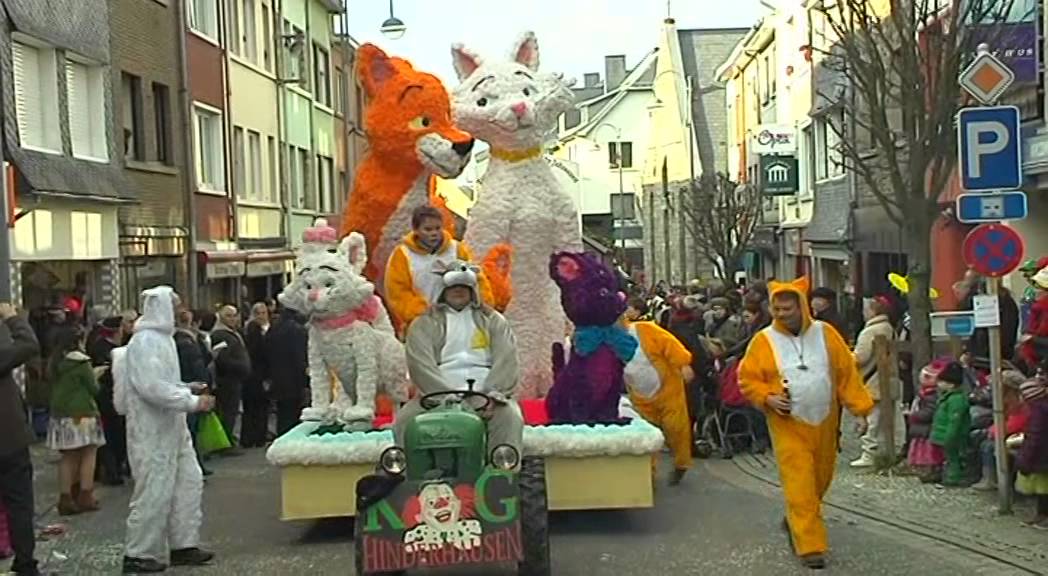 Karnevalszug in St. Vith: Sonne und Flammkuchen