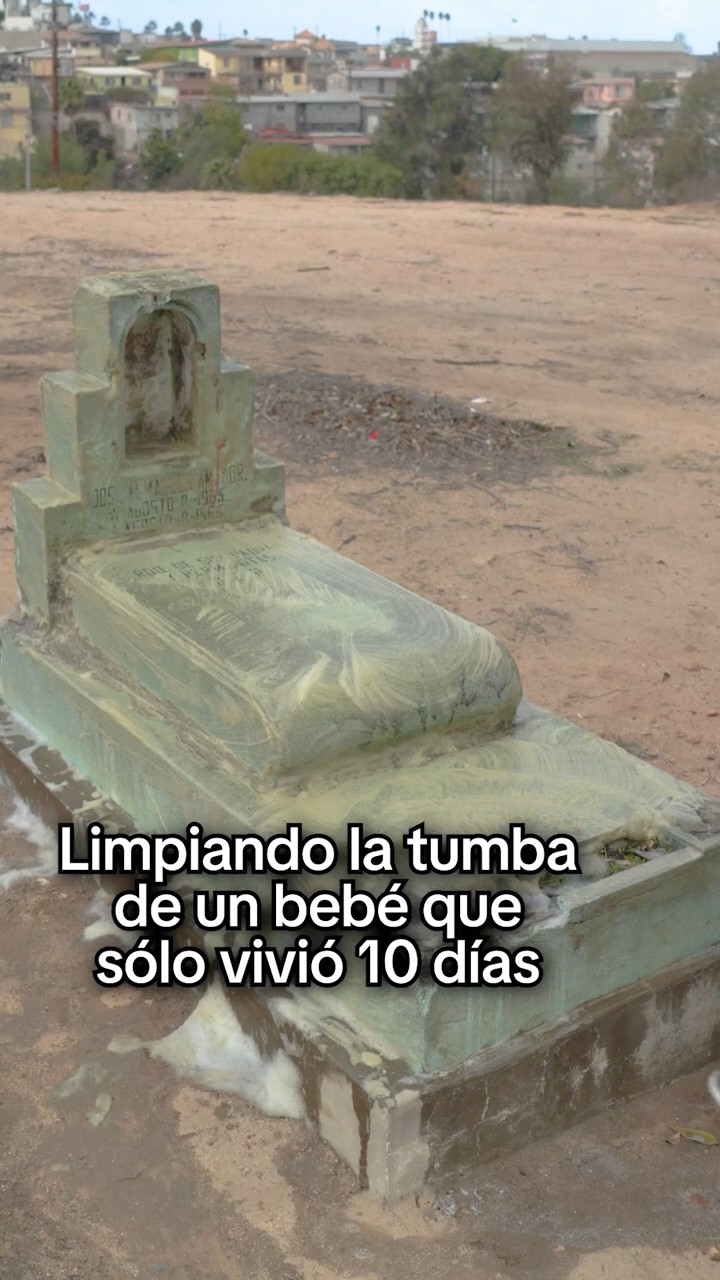 Limpiando la tumba de un bebé que sólo vivió 10 días