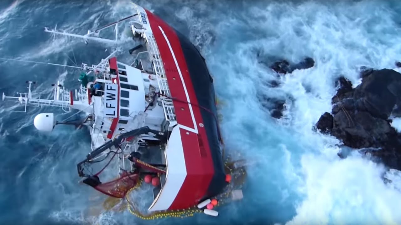 Her reddes fiskerne i siste sekund av Forsvarets redningshelikopter