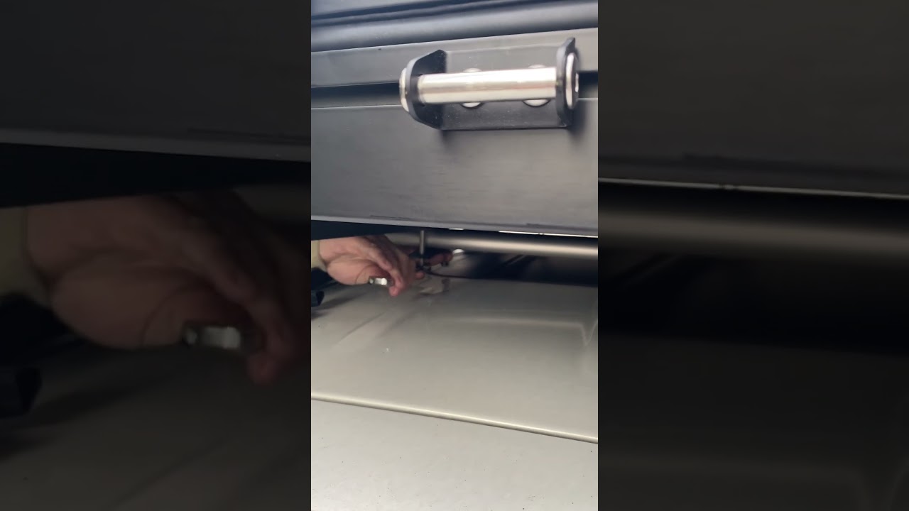 Aluminum Roof Top Tent 08 Installing 