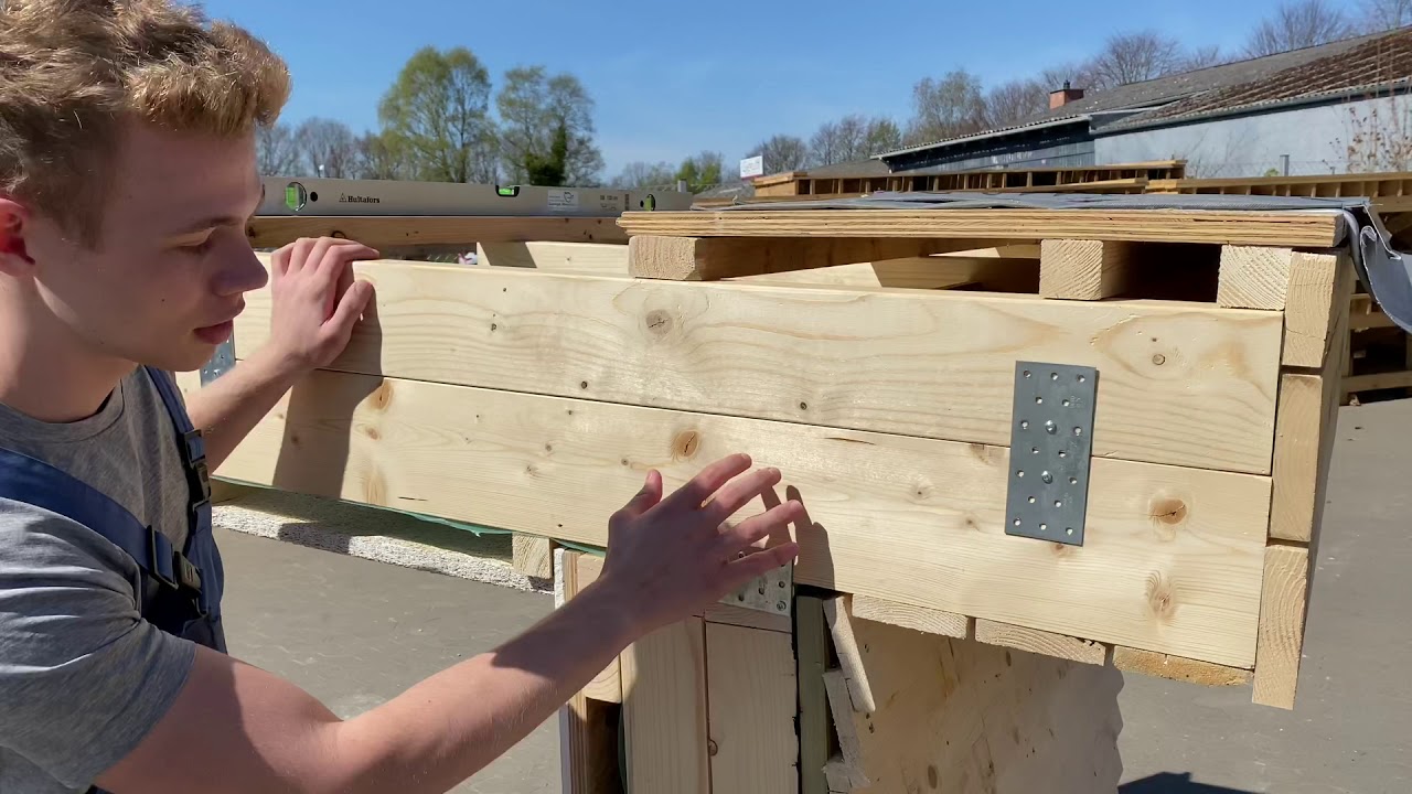 Hvad består en mur, i et træhus, af?