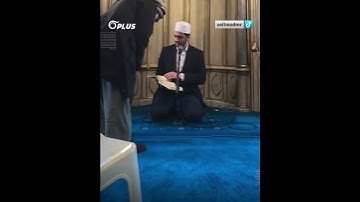 بكل سلاسة..شاب تركي يواصل تلاوة القرآن الكريم رغم مفاجأة مسنّ له أراد معرفة من أي صفحة يقرأ