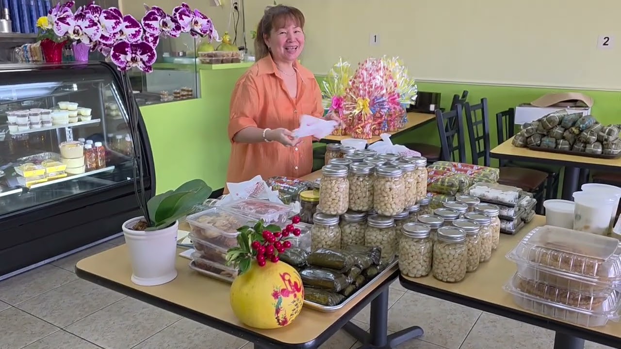 Ghé ủng hộ tiệm Bếp Hồng. Tiệm nhỏ xinh, Tiệm của Hồng tại số 10815 Beechnut, suite 143, Houston TX.